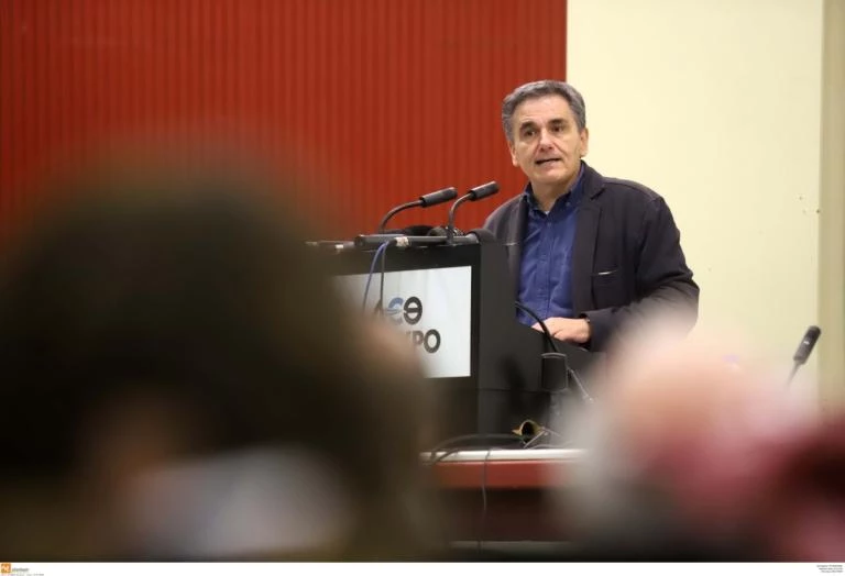 Έξοδο στις αγορές σε 4 μήνες «βλέπει» ο Τσακαλώτος (βίντεο)